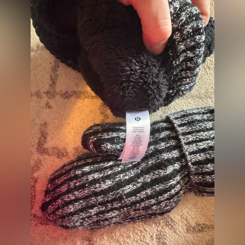 Lululemon Women's Textured Fleece- Lined Knit Mittens and beanie - Picture 2 of 5